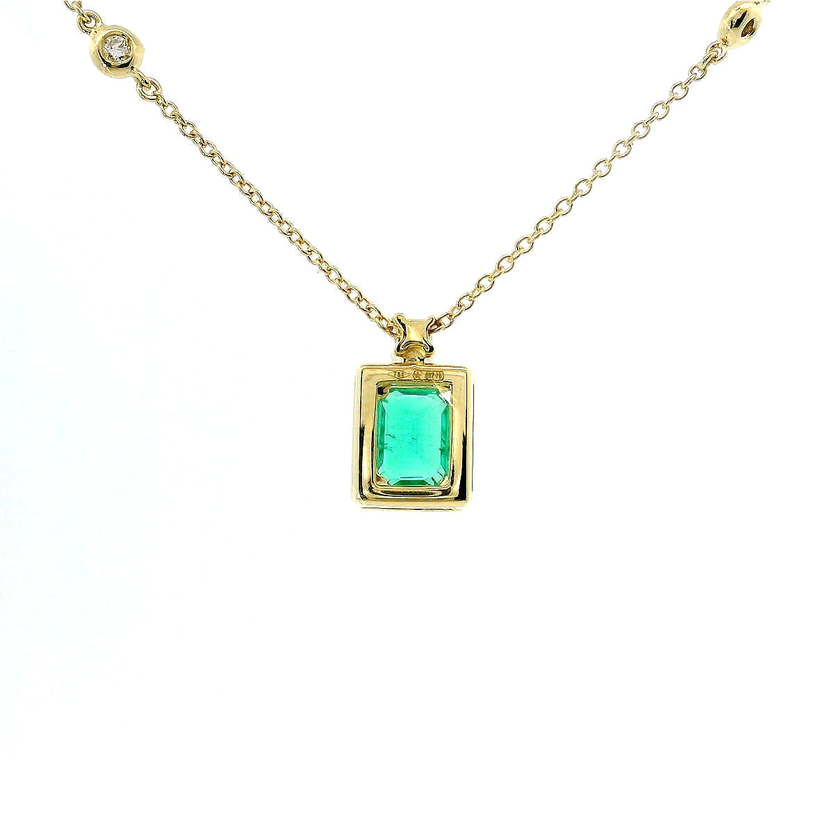 Girocollo in oro giallo con smeraldo Lab-Grown e diamanti Lab-Grown taglio brillante.