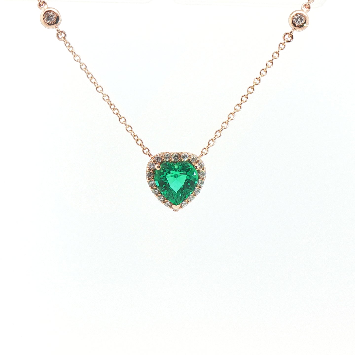 Girocollo in oro rosa con smeraldo Lab-Grown taglio cuore e diamanti Lab-Grown taglio brillante.