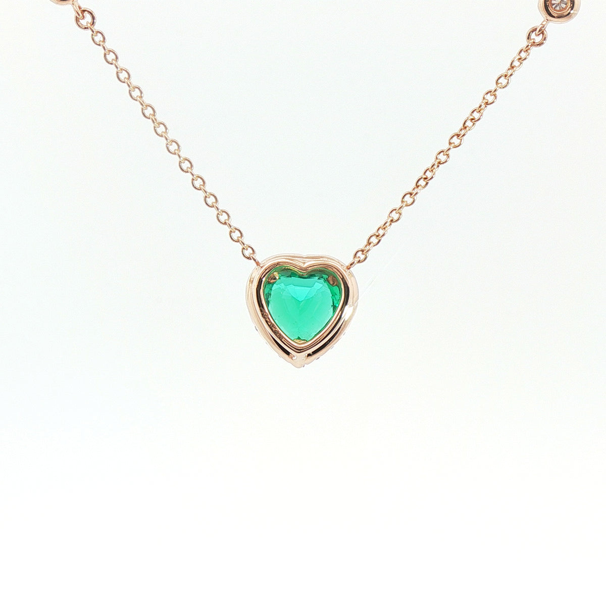 Girocollo in oro rosa con smeraldo Lab-Grown taglio cuore e diamanti Lab-Grown taglio brillante.