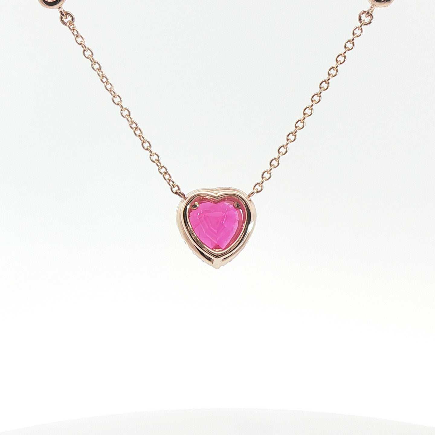 Girocollo in oro rosa con zaffiro rosa Lab-Grown taglio cuore e diamanti Lab-Grown taglio brillante.