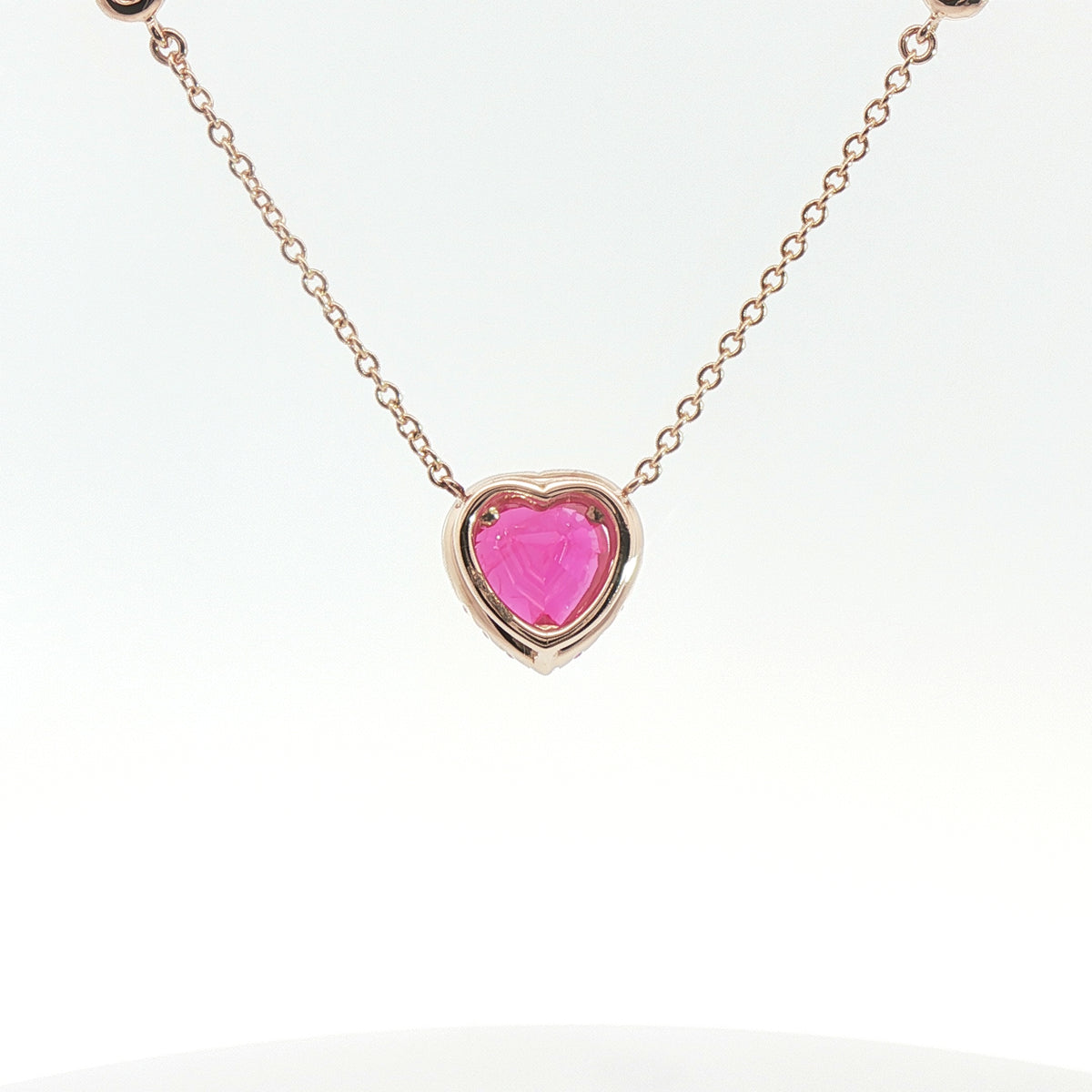 Girocollo in oro rosa con zaffiro rosa Lab-Grown taglio cuore e diamanti Lab-Grown taglio brillante.