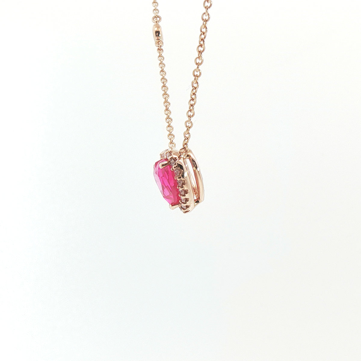 Girocollo in oro rosa con zaffiro rosa Lab-Grown taglio cuore e diamanti Lab-Grown taglio brillante.