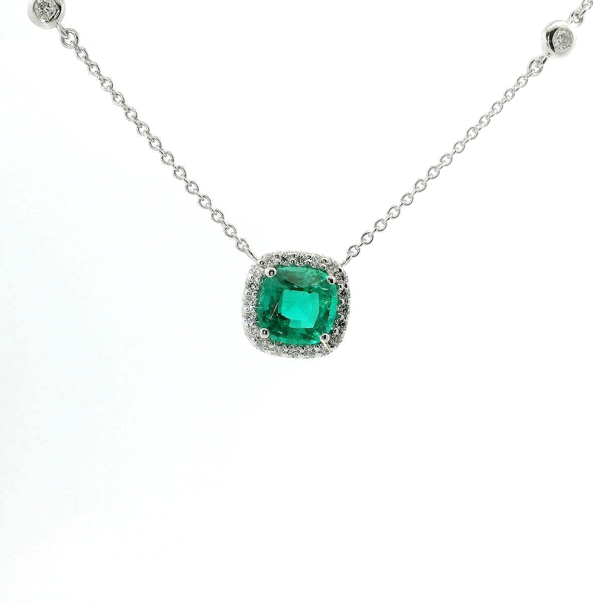 Girocollo in oro bianco con smeraldo Lab-Grown taglio cuscino e diamanti Lab-Grown taglio brillante.