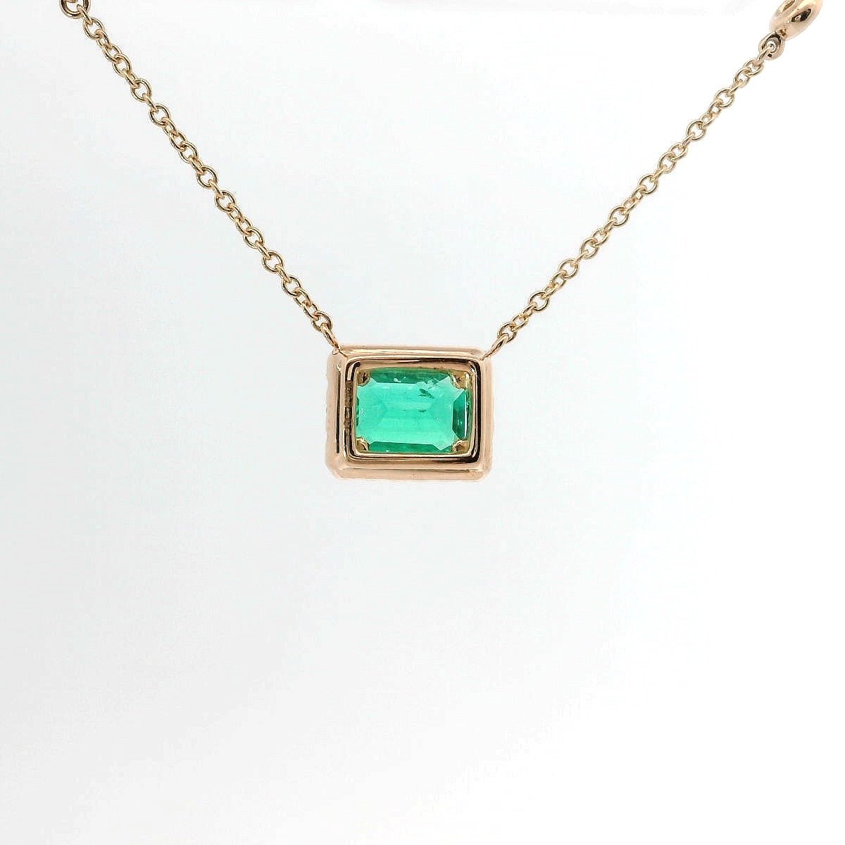 Girocollo in oro rosa con smeraldo Lab-Grown e diamanti Lab-Grown taglio brillante.