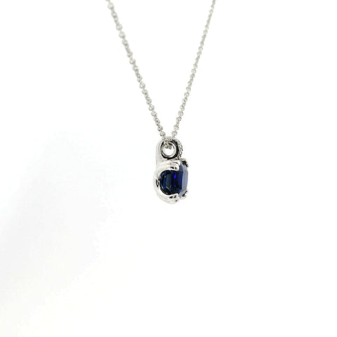Girocollo punto luce in oro bianco con zaffiro Lab-Grown taglio cuscino e diamanti Lab-Grown taglio brillante.