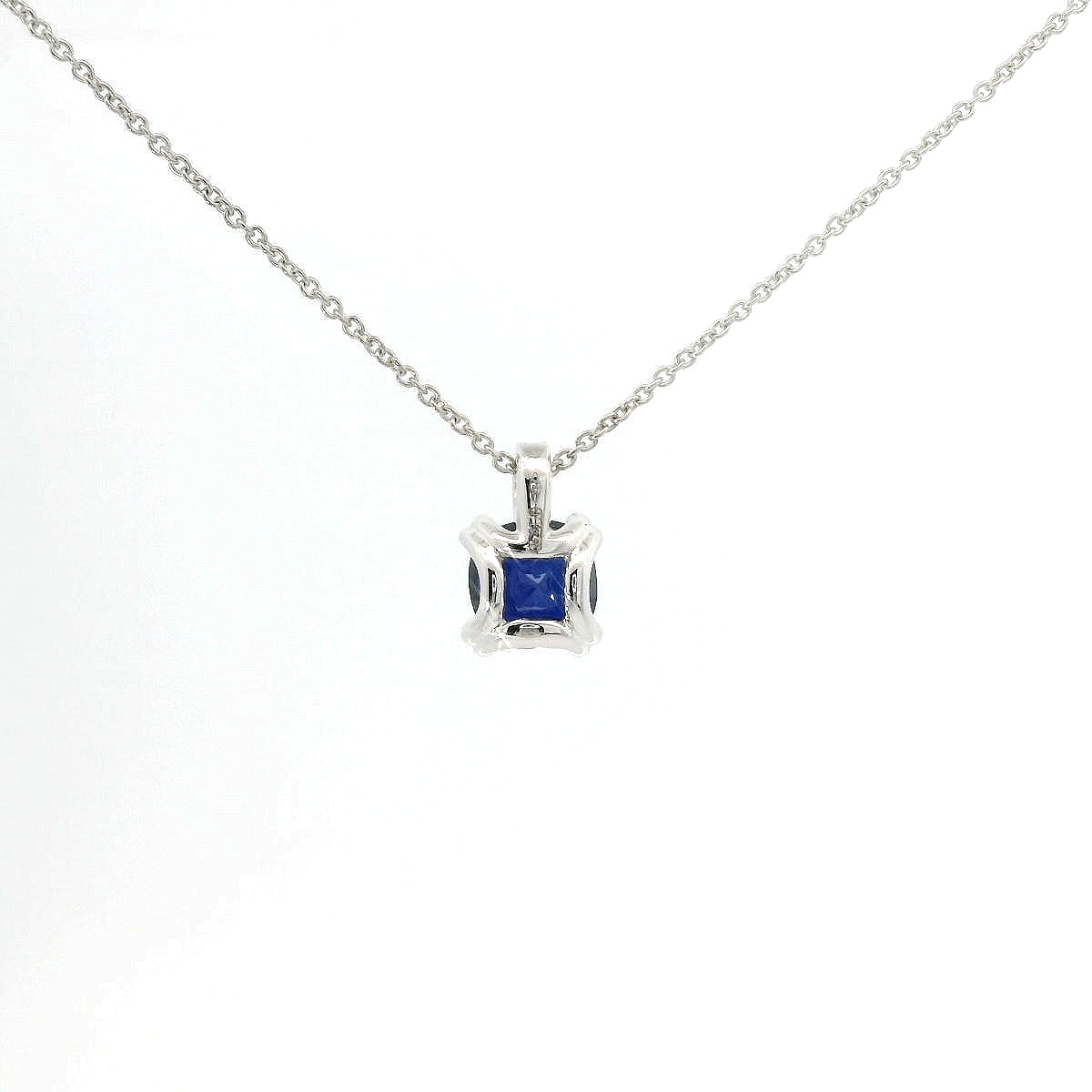 Girocollo punto luce in oro bianco con zaffiro Lab-Grown taglio cuscino e diamanti Lab-Grown taglio brillante.