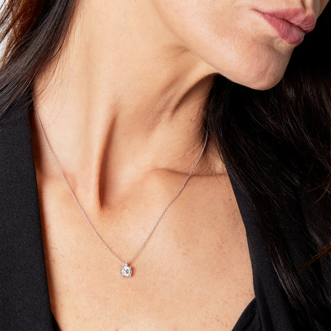 Girocollo punto luce in oro bianco con diamante lab-grown taglio brillante, 0,80 carati.