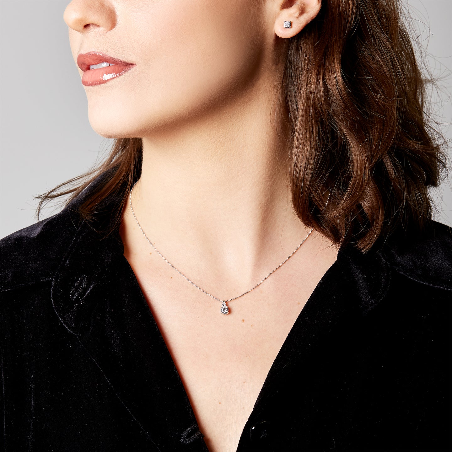 Girocollo in oro bianco con diamanti lab-grown taglio brillante e taglio goccia, 0,60 carati.