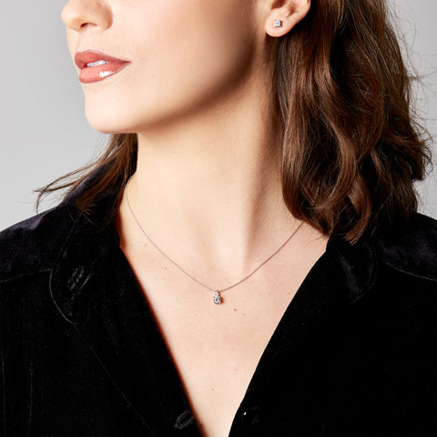 Girocollo in oro bianco con diamanti lab-grown taglio brillante e taglio goccia, 0,60 carati.