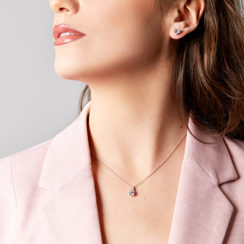 Girocollo in oro bianco con diamanti lab-grown taglio brillante e taglio goccia, 0,90 carati.