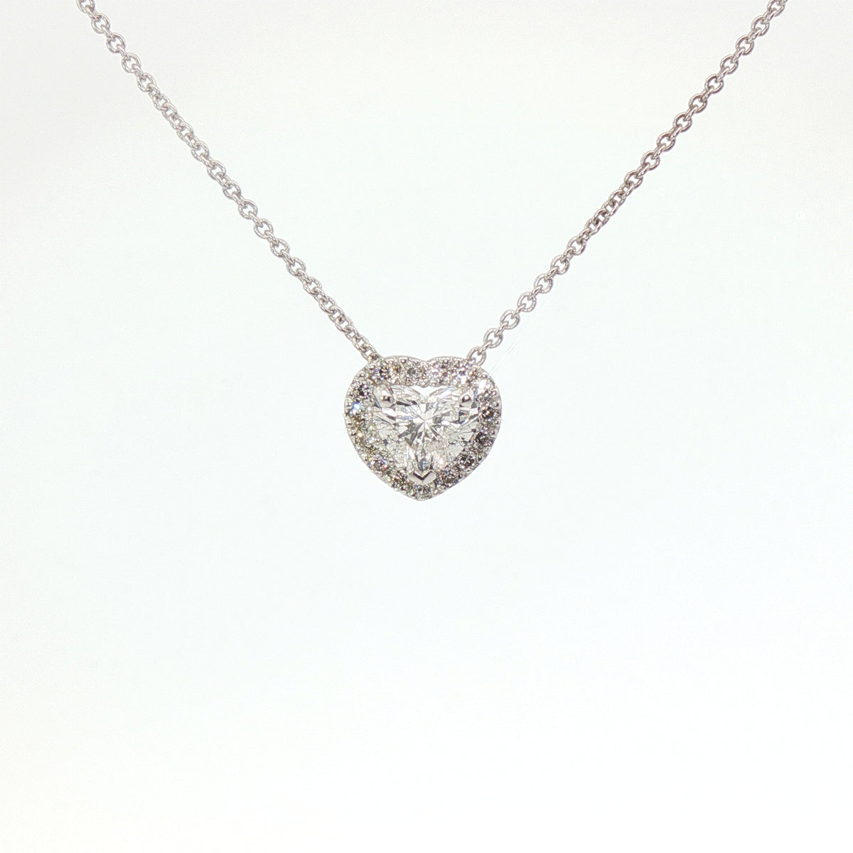 Girocollo in oro bianco con diamante lab-grown taglio cuore e contorno taglio brillante, 0,64 carati.