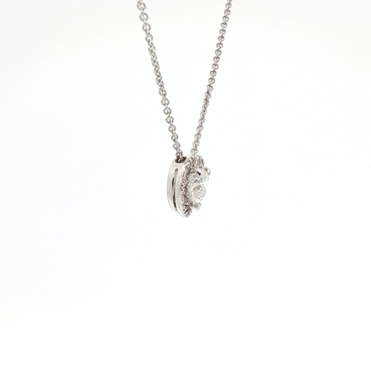 Girocollo in oro bianco con diamante lab-grown taglio cuore e contorno taglio brillante, 0,64 carati.