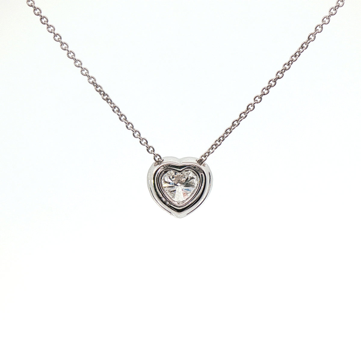 Girocollo in oro bianco con diamante lab-grown taglio cuore e contorno taglio brillante, 0,64 carati.