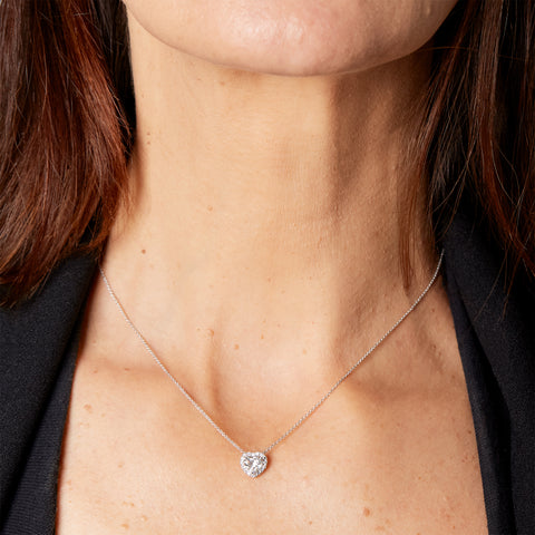 Girocollo in oro bianco con diamante lab-grown taglio cuore e contorno di diamanti lab-grown taglio brillante, 1,00 carati.