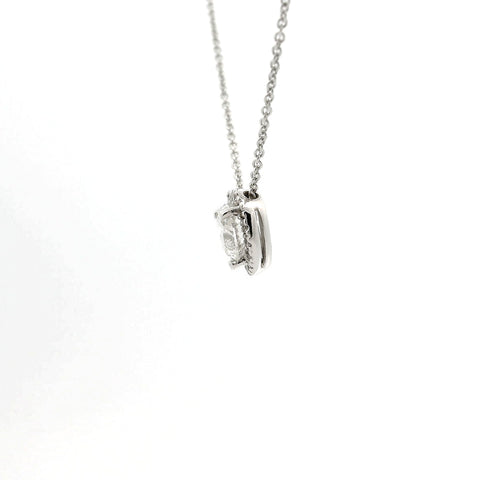 Girocollo in oro bianco con diamante lab-grown taglio cuore e contorno di diamanti lab-grown taglio brillante, 1,00 carati.