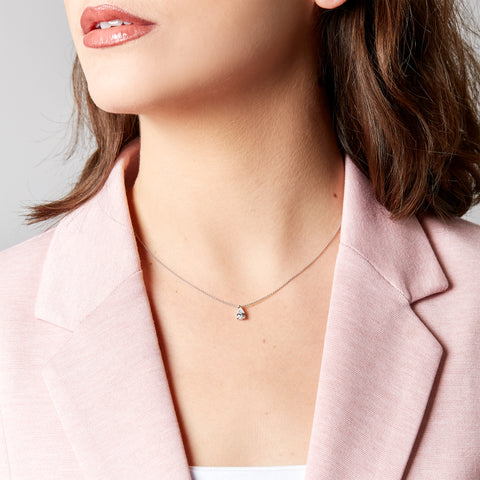 Girocollo punto luce in oro bianco con diamante lab-grown taglio goccia, 0,52 carati.