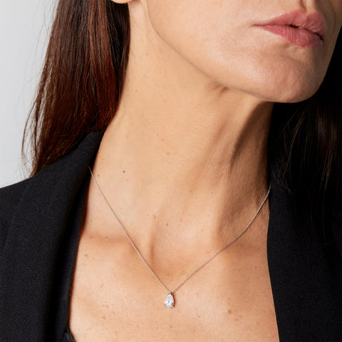 Girocollo punto luce in oro bianco con diamante lab-grown taglio goccia, 1,02 carati.