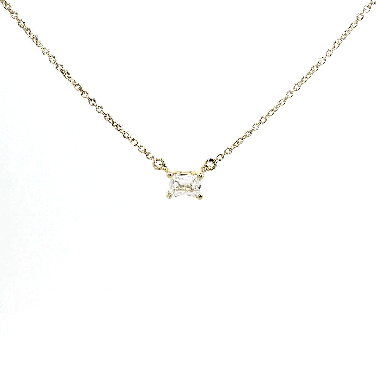 Girocollo punto luce in oro giallo con diamante lab-grown taglio smeraldo, 0,30 carati.