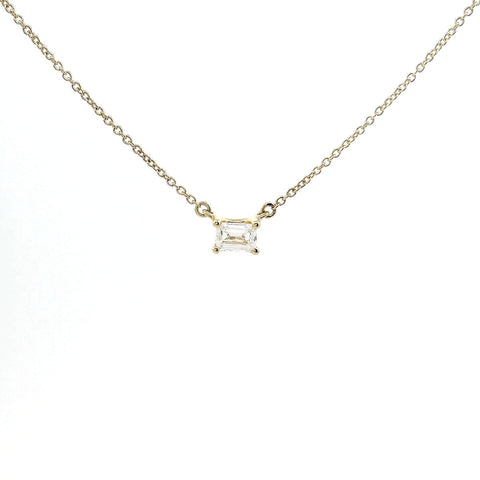 Girocollo punto luce in oro giallo con diamante lab-grown taglio smeraldo, 0,30 carati.