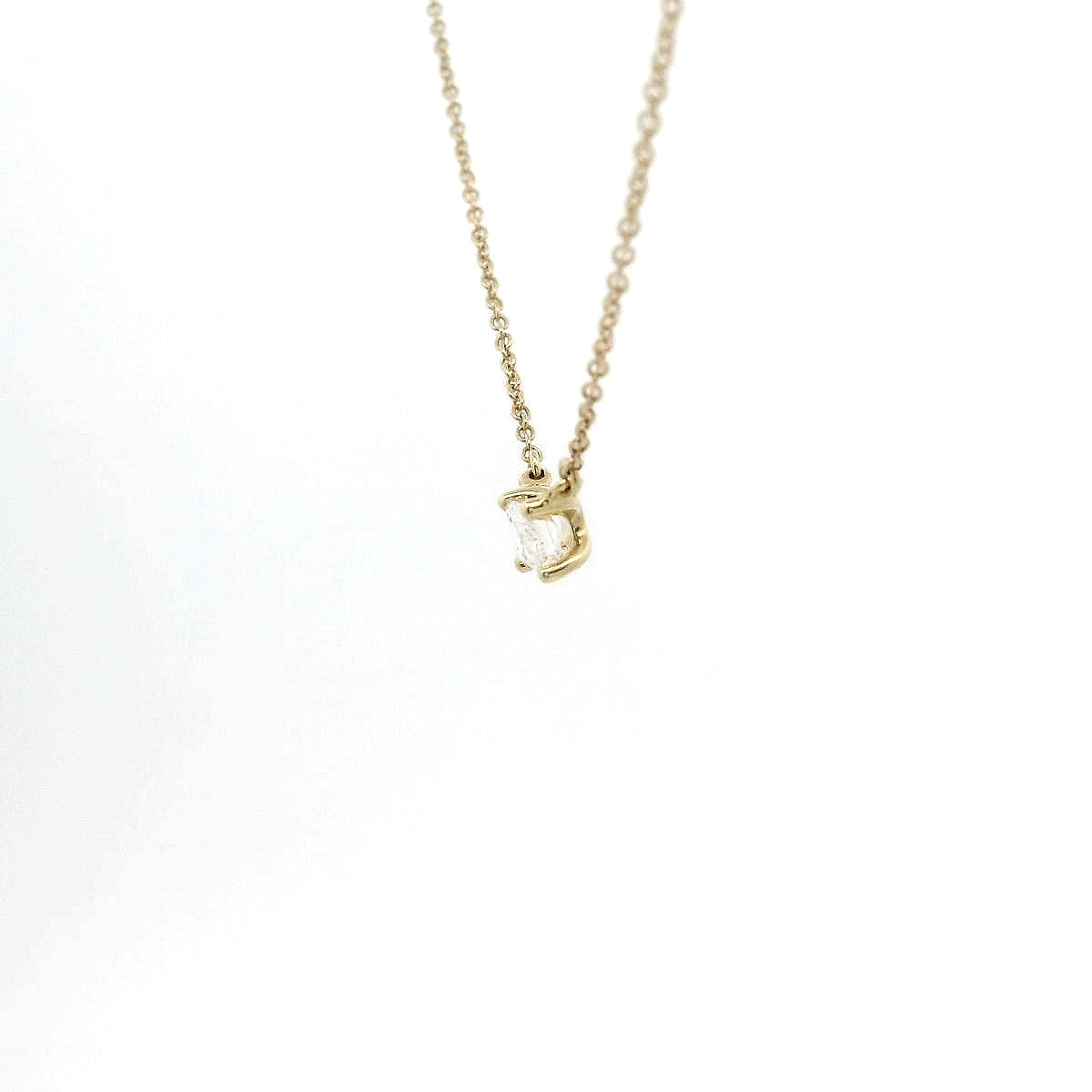 Girocollo punto luce in oro giallo con diamante lab-grown taglio smeraldo, 0,30 carati.