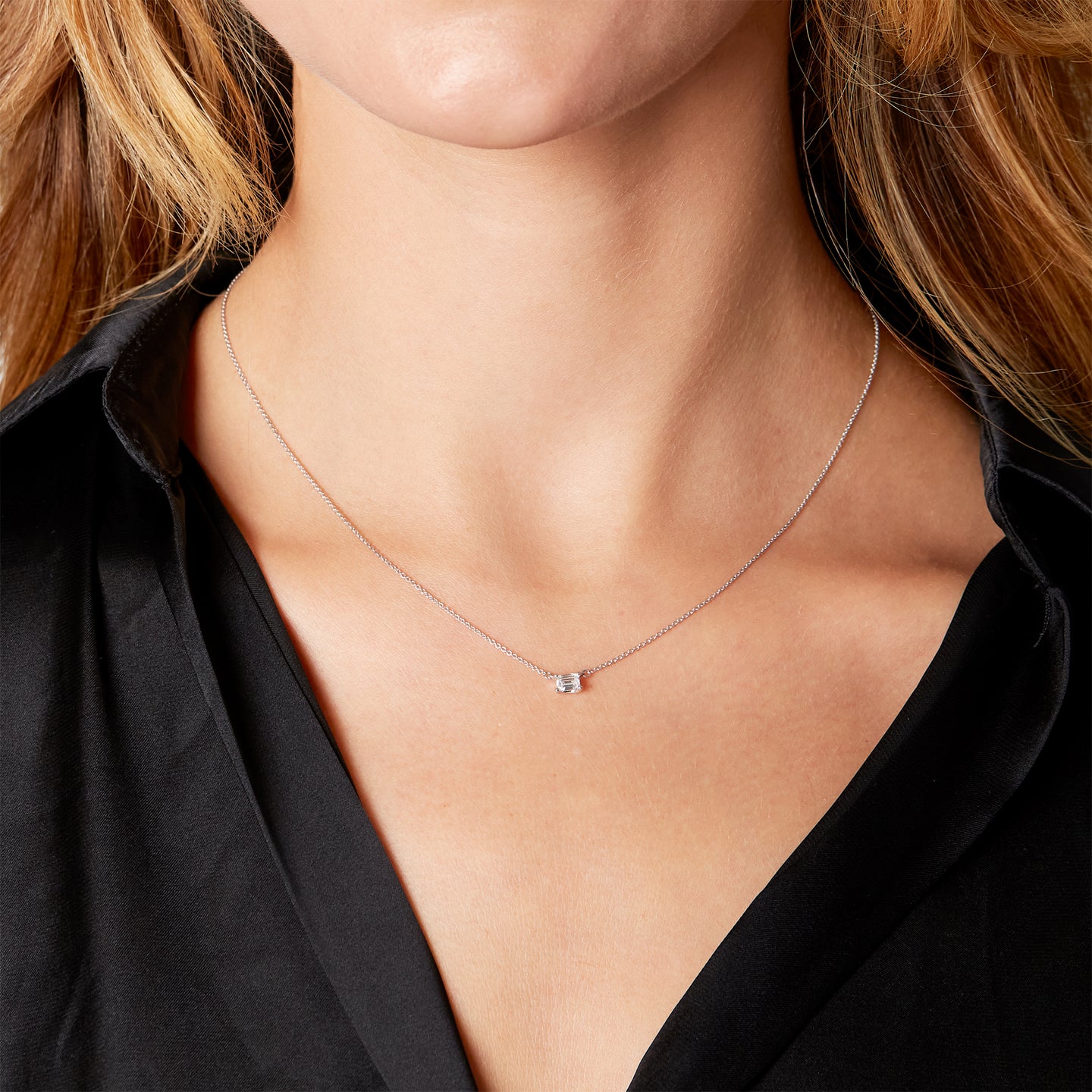 Girocollo punto luce in oro bianco con diamante lab-grown taglio smeraldo, 0,30 carati.