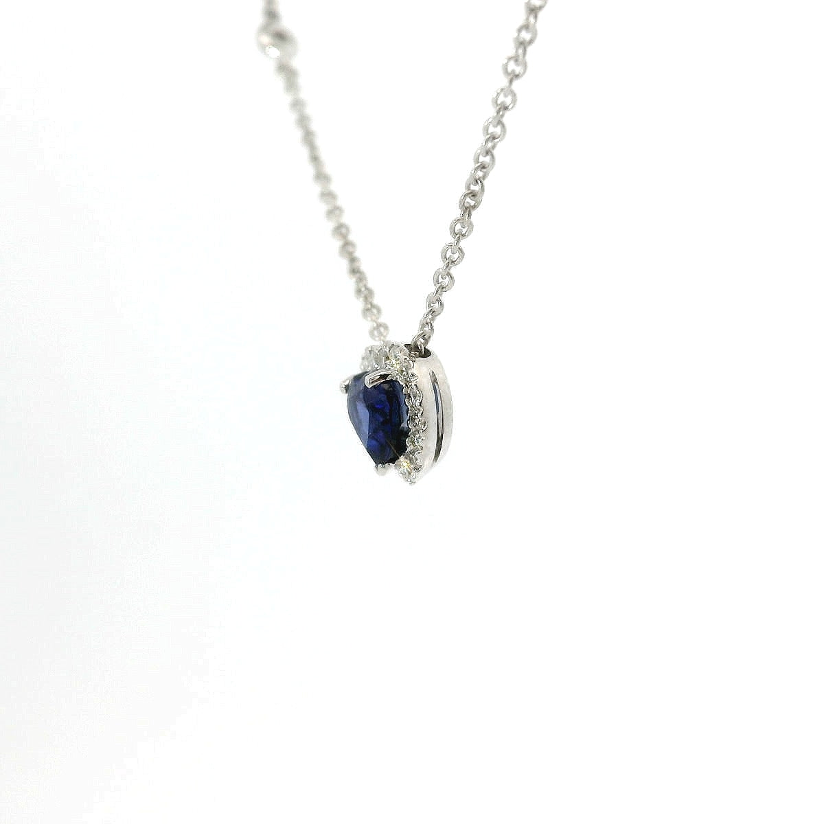Girocollo in oro bianco con Zaffiro Lab-Grown taglio cuore e diamanti Lab-Grown taglio brillante.