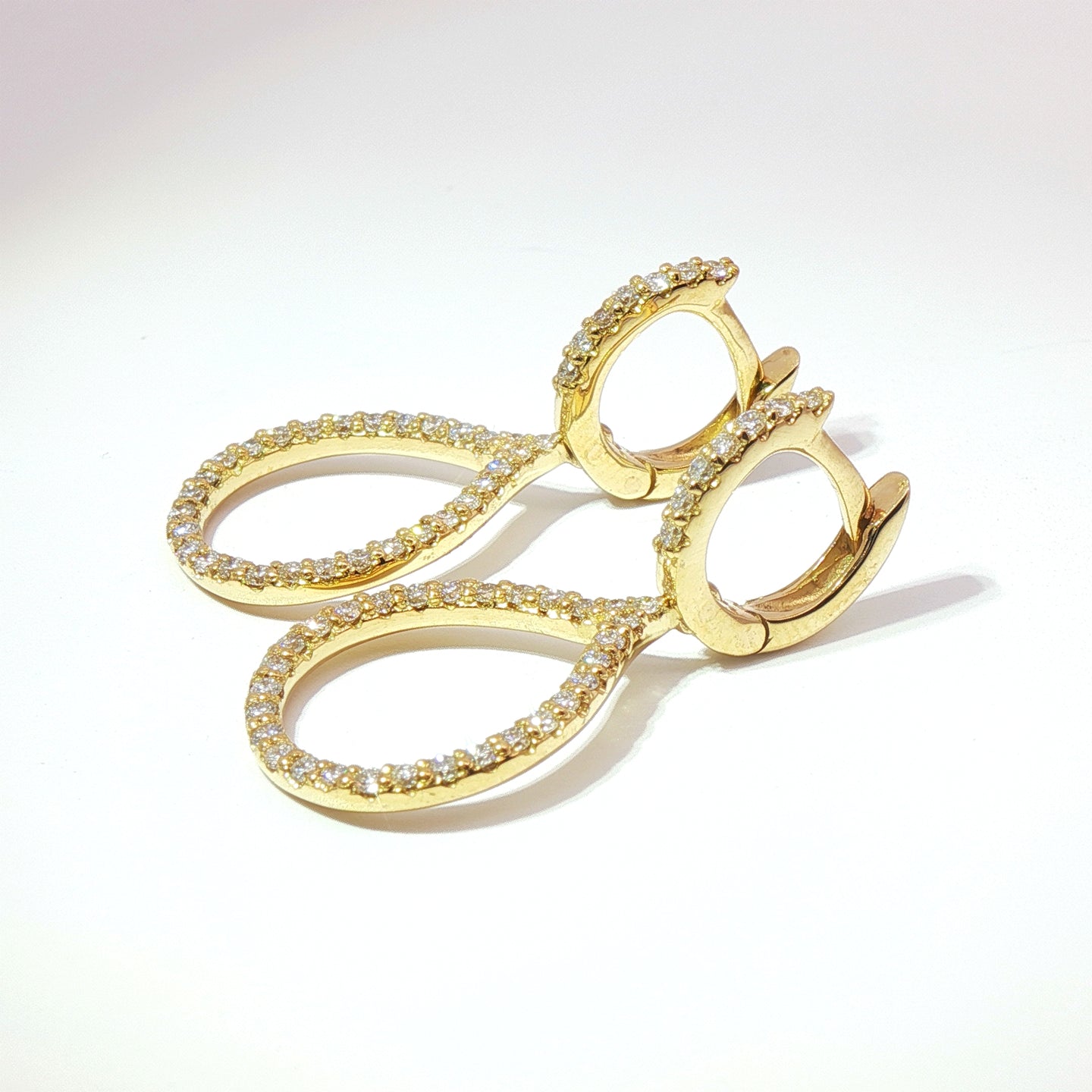 Orecchini in oro giallo con diamanti Lab-Grown taglio brillante, 0,48 carati.