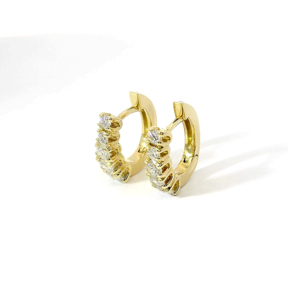 Orecchini a cerchio a gradazione in oro giallo con diamanti lab-grown taglio brillante, 0,95 carati.