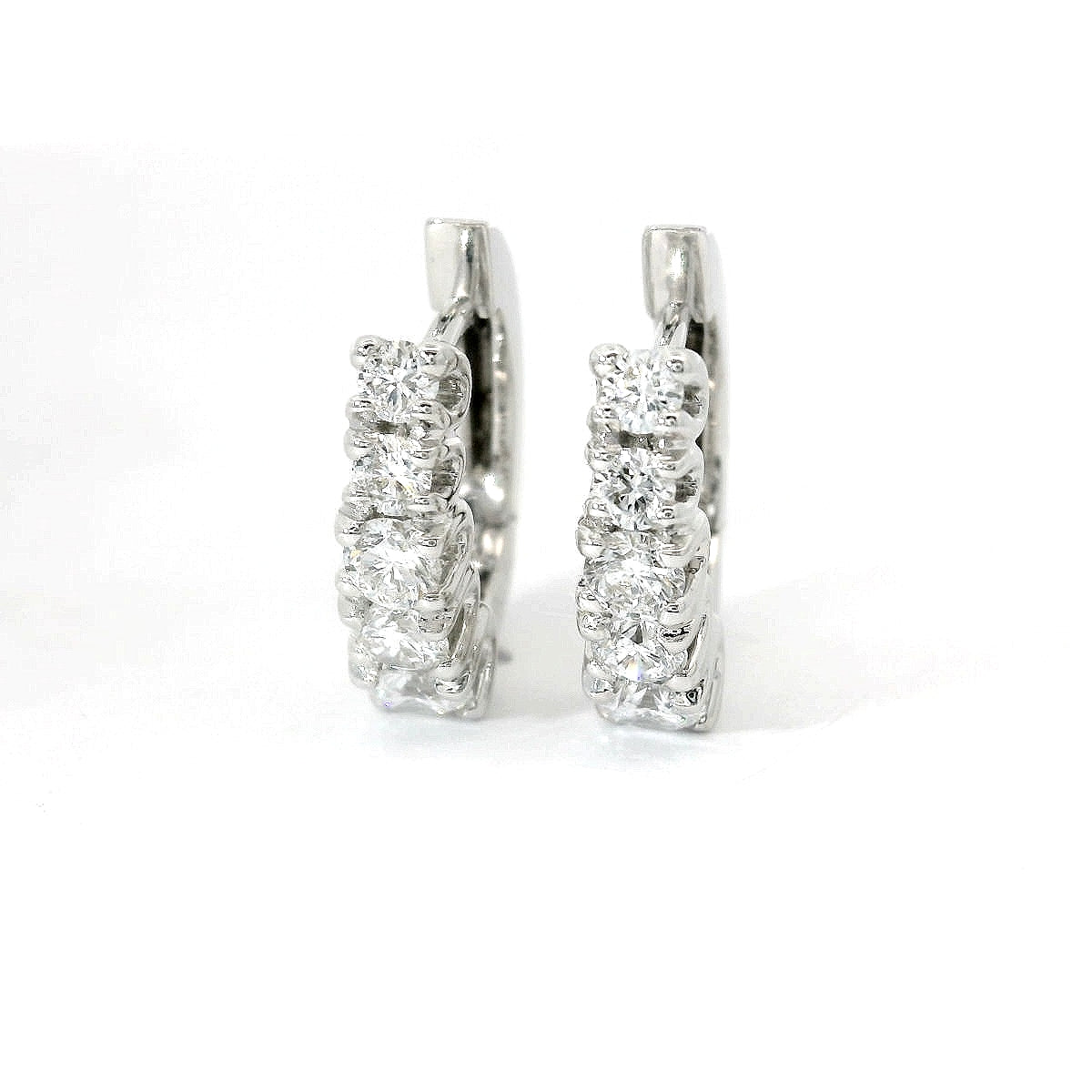 Orecchini a cerchio a gradazione in oro bianco con diamanti lab-grown taglio brillante, 0,95 carati.
