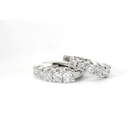 Orecchini a cerchio a gradazione in oro bianco con diamanti lab-grown taglio brillante, 0,95 carati.