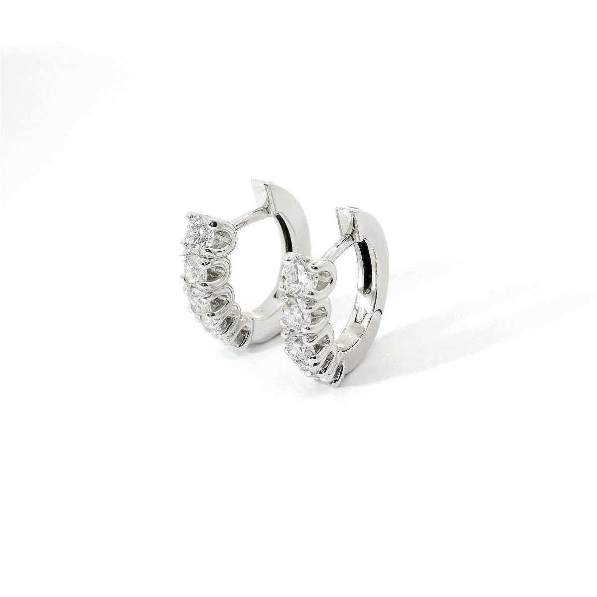Orecchini a cerchio a gradazione in oro bianco con diamanti lab-grown taglio brillante, 0,90 carati.