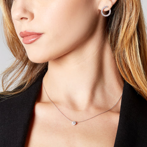 Orecchini a cerchio aperto in oro bianco con diamanti lab-grown taglio brillante, 0,97 carati.