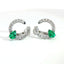 Orecchini a cerchio in oro bianco con smeraldi Lab-Grown taglio goccia e diamanti Lab-Grown taglio brillante.