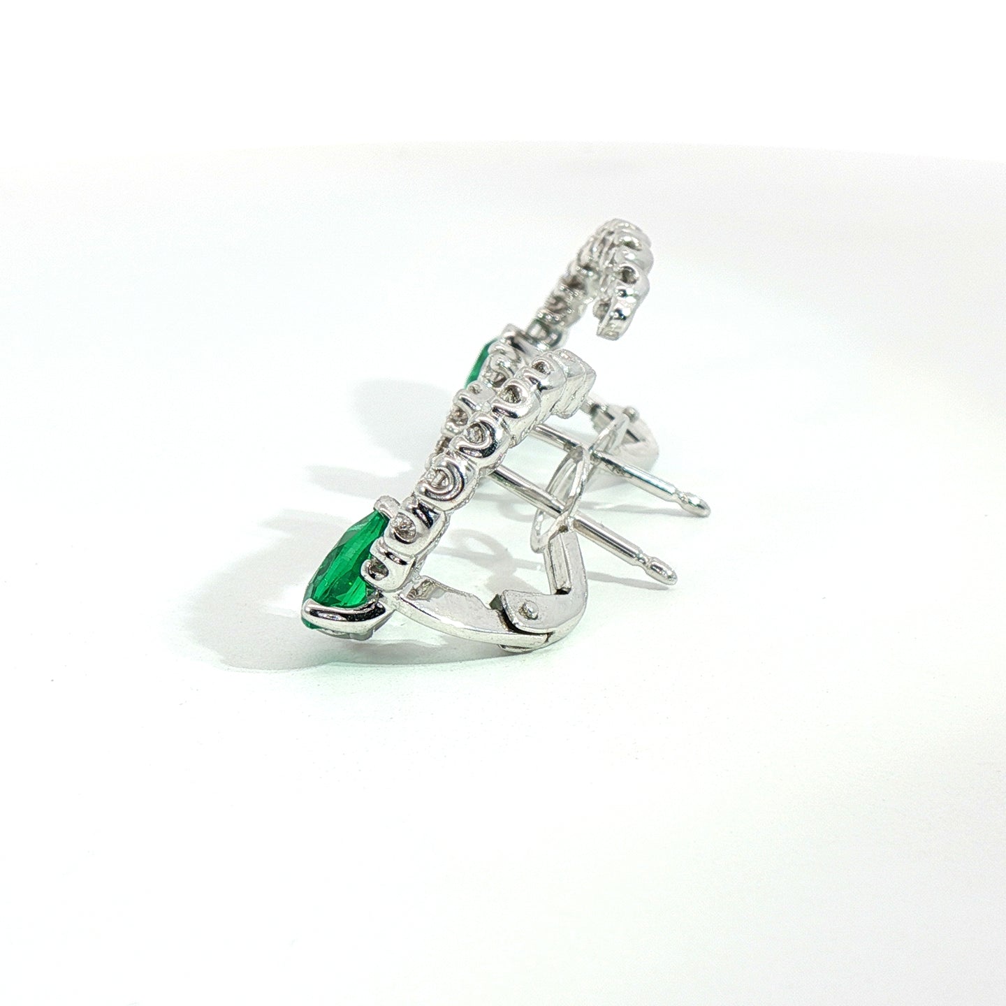 Orecchini a cerchio in oro bianco con smeraldi Lab-Grown taglio goccia e diamanti Lab-Grown taglio brillante.