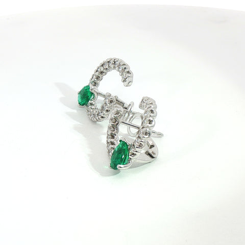 Orecchini a cerchio in oro bianco con smeraldi Lab-Grown taglio goccia e diamanti Lab-Grown taglio brillante.