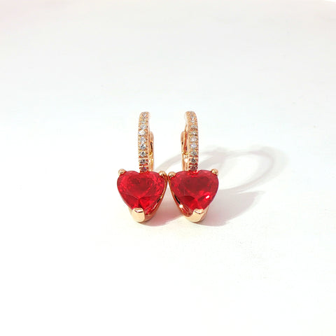 Orecchini cerchio in oro rosa con rubini Lab-Grown taglio cuore e diamanti Lab-Grown tglio brilante.