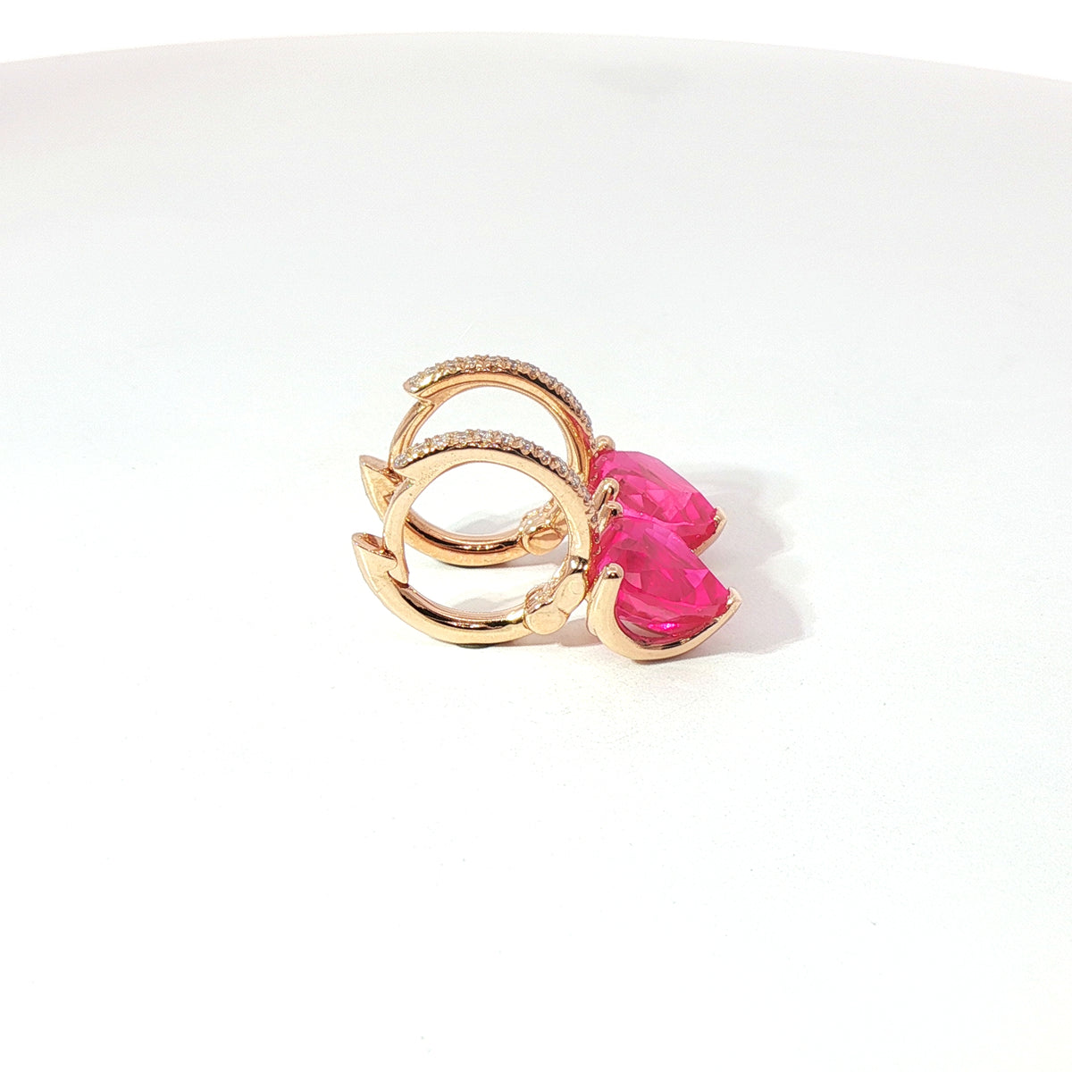 Orecchini a cerchio in oro rosa con zaffiro rosa taglio cuore e diamanti Lab-Grown taglio brillante.