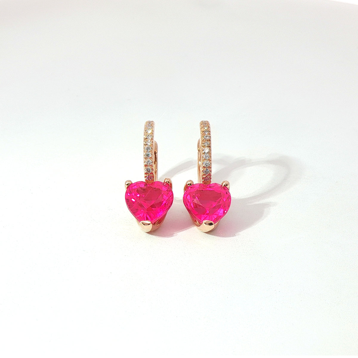 Orecchini a cerchio in oro rosa con zaffiro rosa taglio cuore e diamanti Lab-Grown taglio brillante.