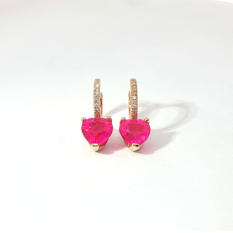 Orecchini a cerchio in oro rosa con zaffiro rosa taglio cuore e diamanti Lab-Grown taglio brillante.