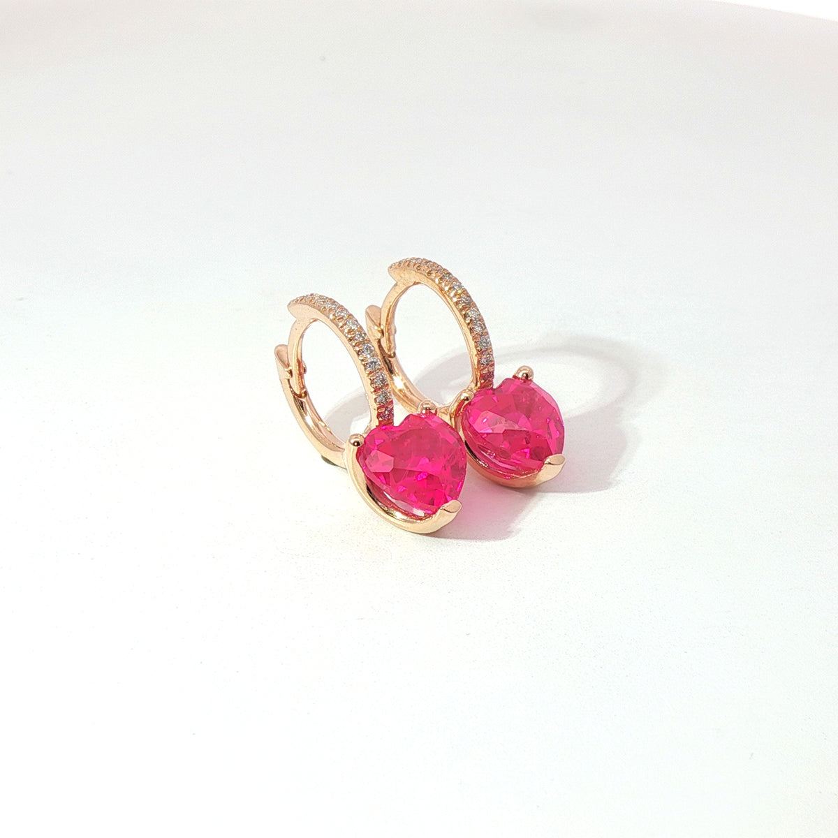 Orecchini a cerchio in oro rosa con zaffiro rosa taglio cuore e diamanti Lab-Grown taglio brillante.