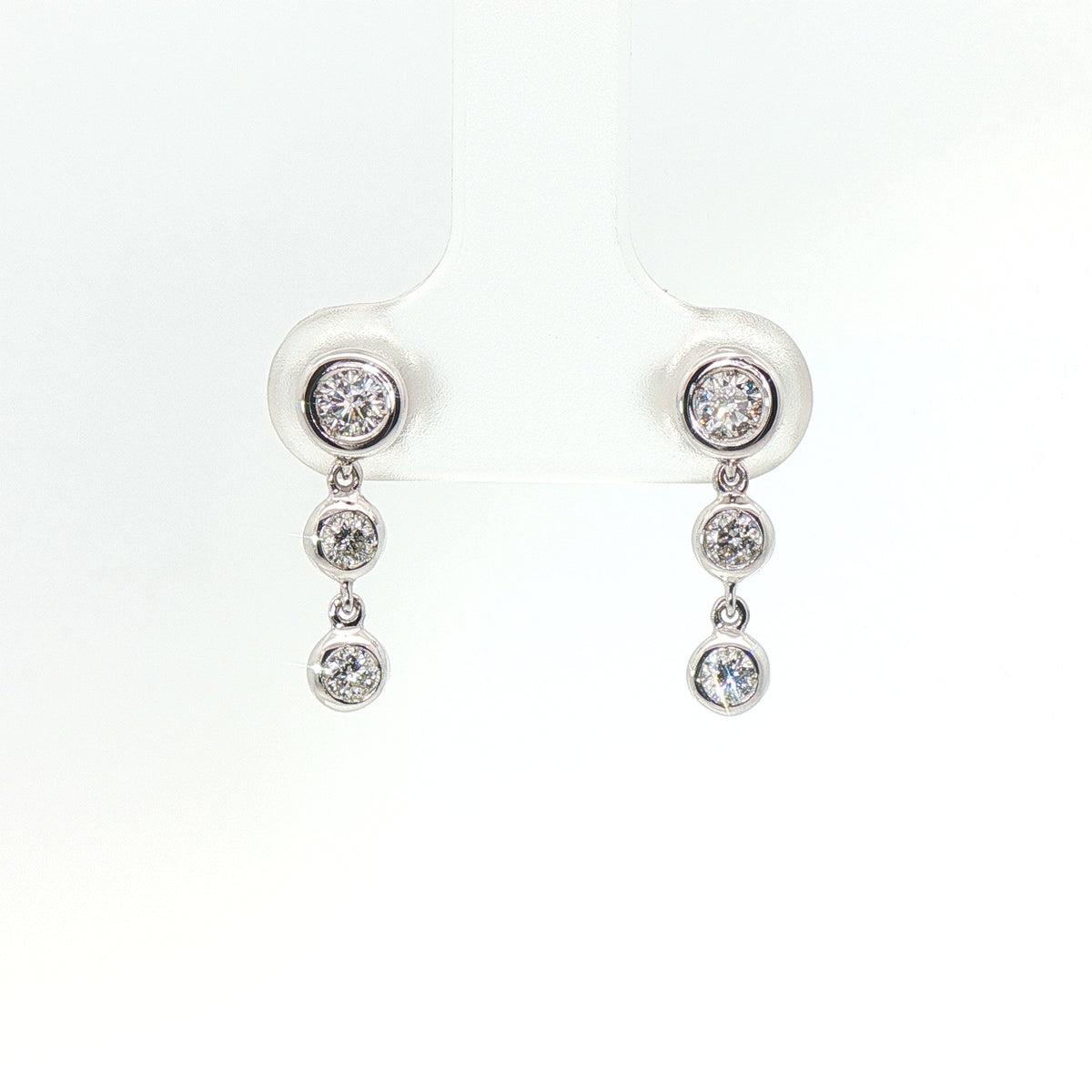 Orecchini in oro bianco con diamanti Lab-Grown taglio brillante, 0,40 carati.