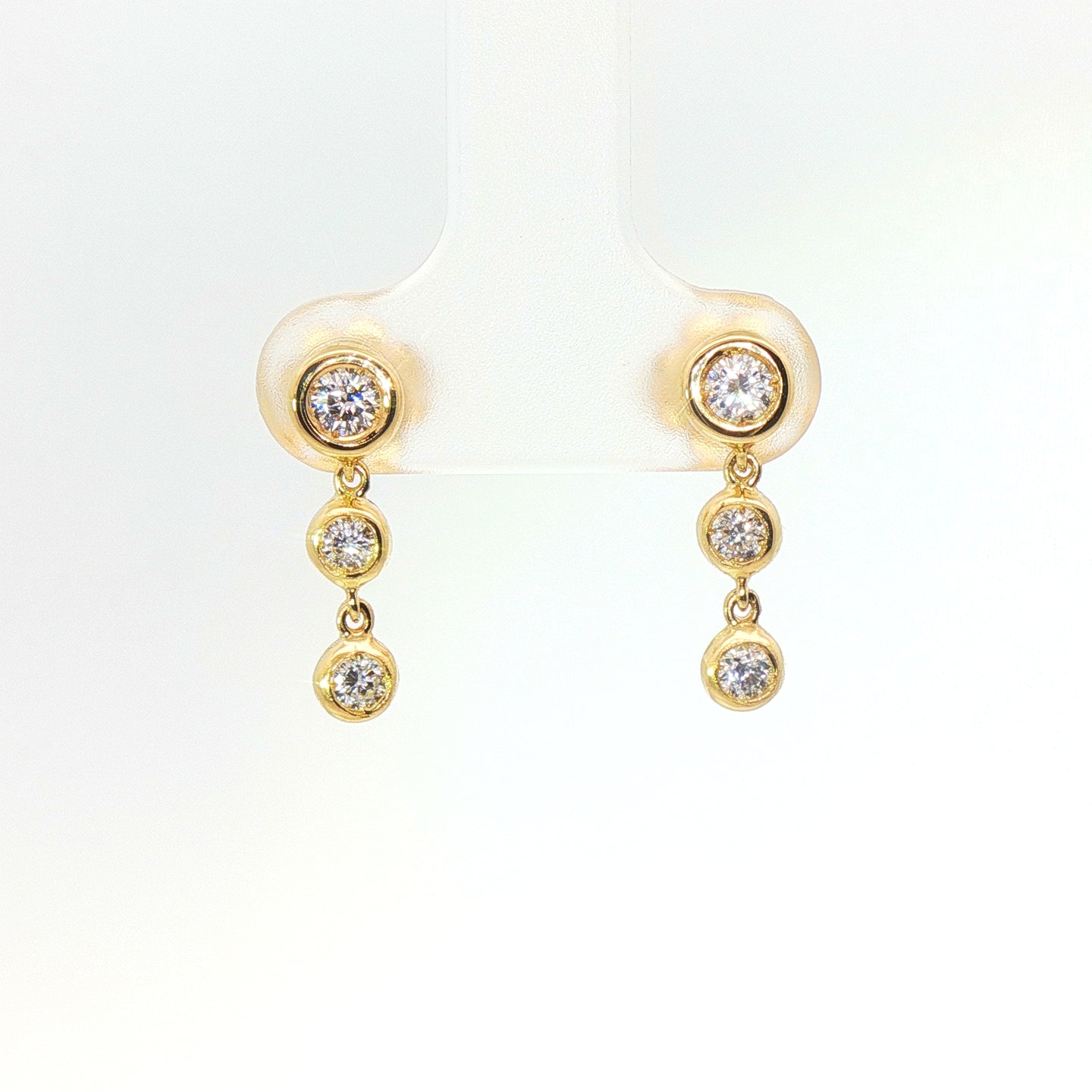 Orecchini in oro giallo con diamanti Lab-Grown taglio brillante, 0,40 carati.