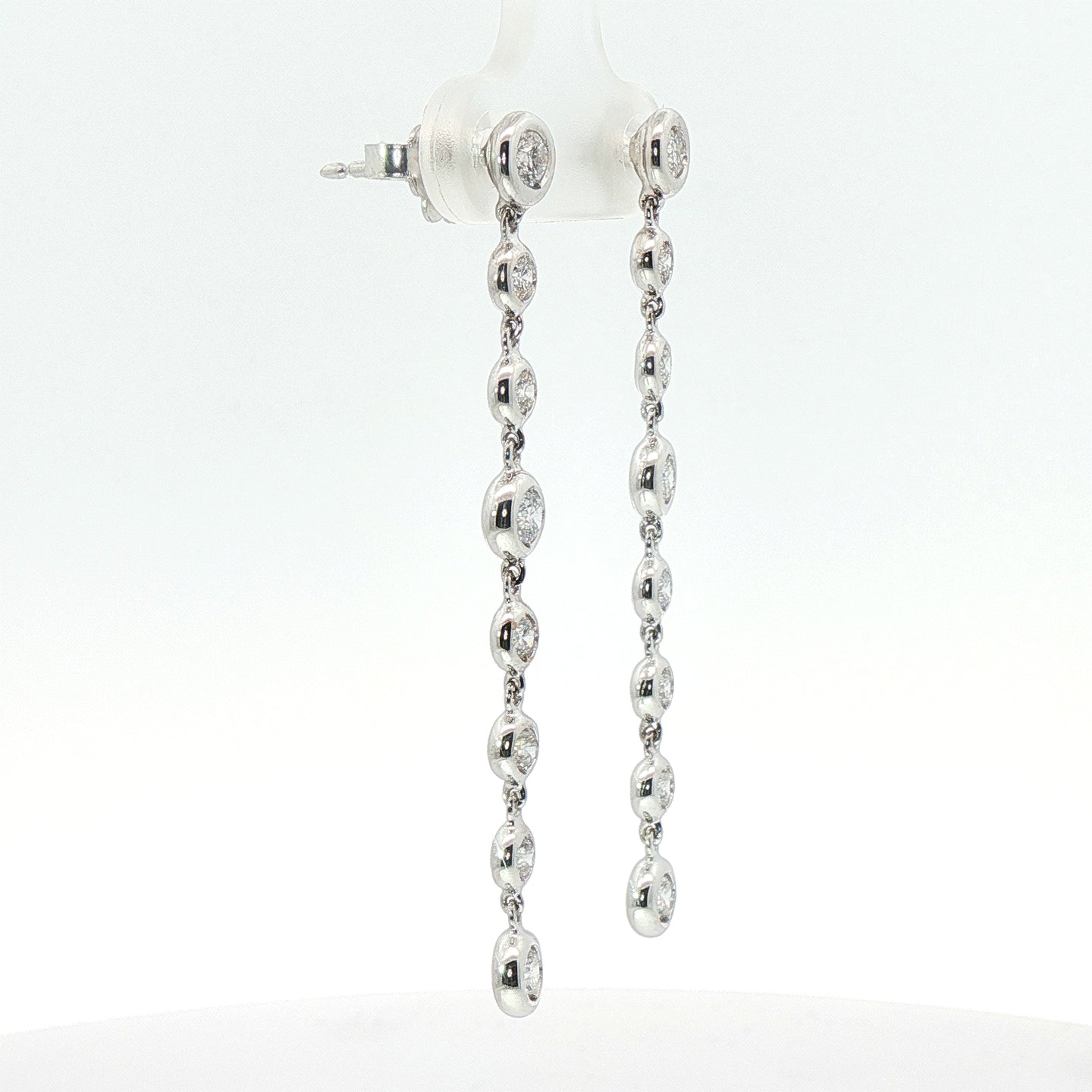 Orecchini in oro bianco con diamanti Lab-Grown taglio brillante, 1,12 carati.