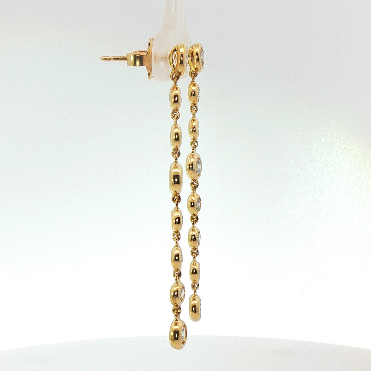 Orecchini in oro giallo con diamanti Lab-Grown taglio brillante, 1,12 carati.