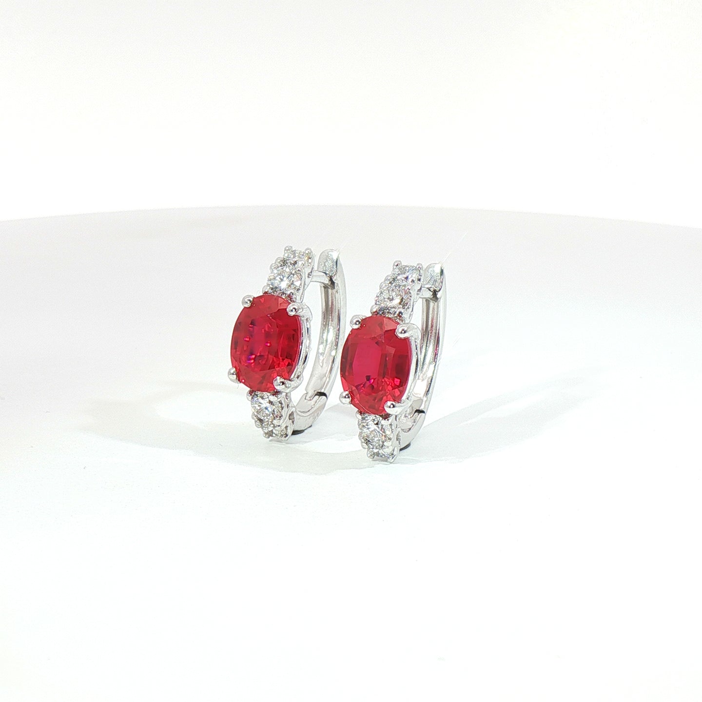 Orecchini in oro bianco con Rubini Lab-Grown taglio ovale e diamanti Lab-Grown taglio brillante.