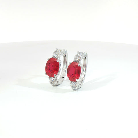 Orecchini in oro bianco con Rubini Lab-Grown taglio ovale e diamanti Lab-Grown taglio brillante.