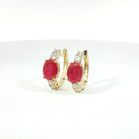 Orecchini in oro giallo con rubini Lab-Grown taglio ovale e diamanti Lab-Grown taglio brillante.