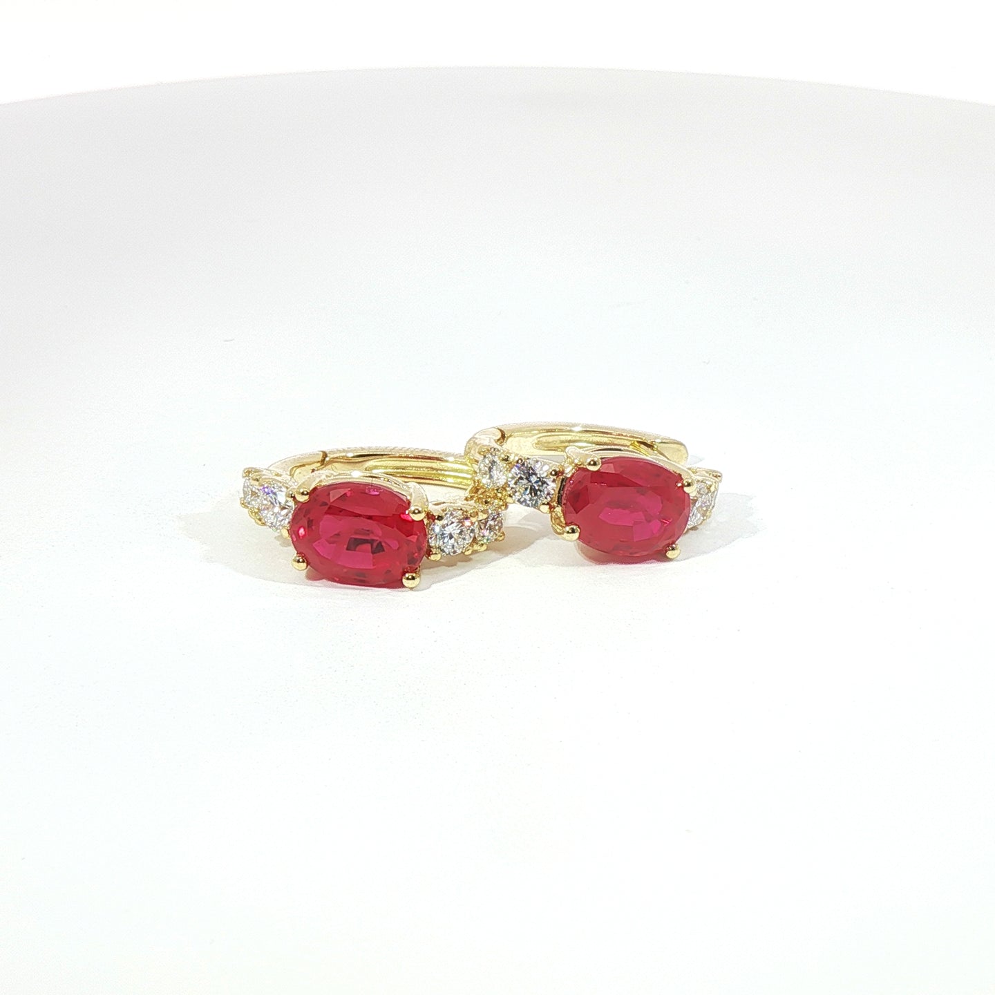 Orecchini in oro giallo con rubini Lab-Grown taglio ovale e diamanti Lab-Grown taglio brillante.