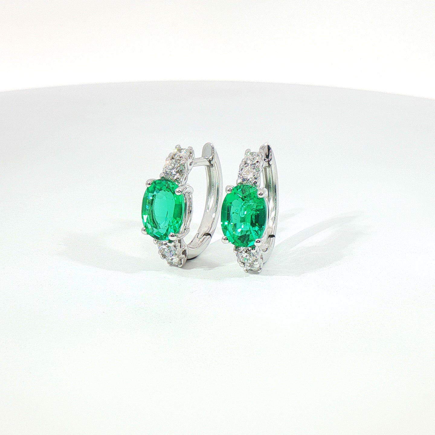 Orecchini in oro bianco con smeraldi Lab-Grown taglio ovale e diamanti Lab-Grown taglio brillante.