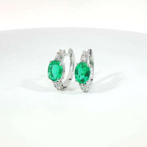 Orecchini in oro bianco con smeraldi Lab-Grown taglio ovale e diamanti Lab-Grown taglio brillante.